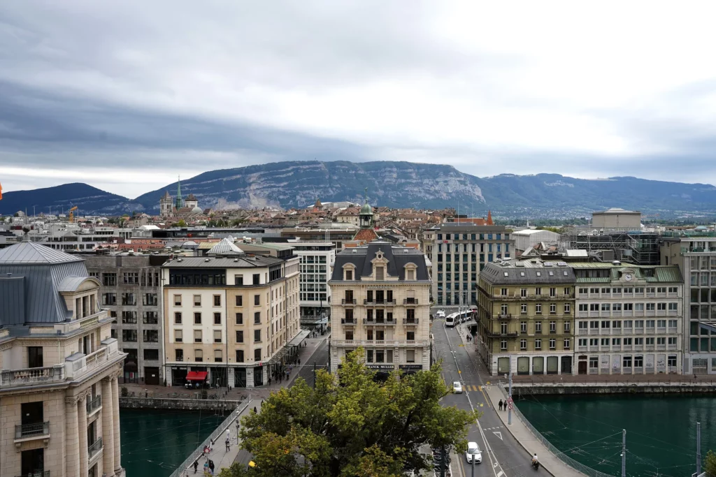 View of Geneva buildings and the Rhône, with the Salève in the background.